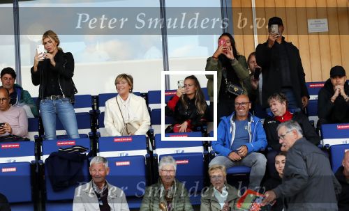 Katwijk 10 september 2019
Ruud Gullit Joelle Gullit Estelle Cruijff , haar moeder, Nigel ( stiefzoon Ruud) en de vriendin van Maxim Gullit zitten op de tribune bij de eerste interland van Maxim tegen Portugal. Nederland Portugal 4-0