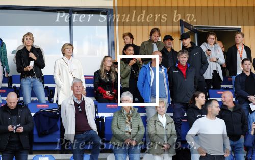 Katwijk 10 september 2019
Ruud Gullit Joelle Gullit Estelle Cruijff , haar moeder, Nigel ( stiefzoon Ruud) en de vriendin van Maxim Gullit zitten op de tribune bij de eerste interland van Maxim tegen Portugal. Nederland Portugal 4-0