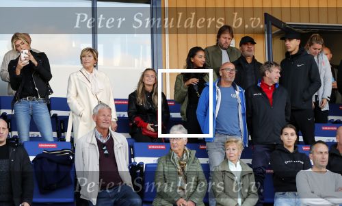 Katwijk 10 september 2019
Ruud Gullit Joelle Gullit Estelle Cruijff , haar moeder, Nigel ( stiefzoon Ruud) en de vriendin van Maxim Gullit zitten op de tribune bij de eerste interland van Maxim tegen Portugal. Nederland Portugal 4-0