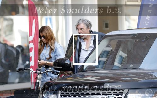 Amsterdam 23 augustus 2019
Ruud de Wild arriveert op zijn motor bij het huis van Olcay Gulsen . Daarna gaan ze met Olcay haar auto naar een fietsenwinkel.