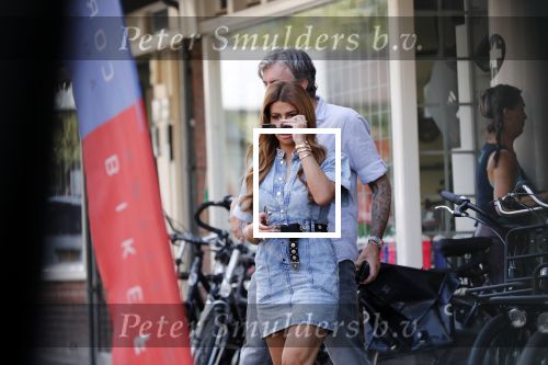 Amsterdam 23 augustus 2019
Ruud de Wild arriveert op zijn motor bij het huis van Olcay Gulsen . Daarna gaan ze met Olcay haar auto naar een fietsenwinkel.