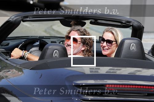 Amsterdam 26 augustus 2019
Sonja Bakker en haar vriend Barry v Suijdam in een porsche 911 cabrio in Amsterdam zuid