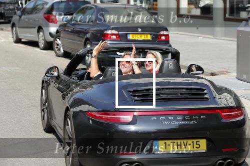 Amsterdam 26 augustus 2019
Sonja Bakker en haar vriend Barry v Suijdam in een porsche 911 cabrio in Amsterdam zuid