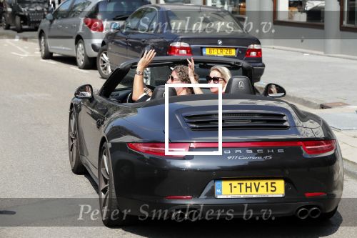 Amsterdam 26 augustus 2019
Sonja Bakker en haar vriend Barry v Suijdam in een porsche 911 cabrio in Amsterdam zuid
