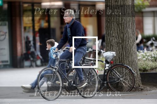 Amsterdam 9 september 2019
Tom Egbers doet op de fiets boodschappen in Amsterdam zuid.