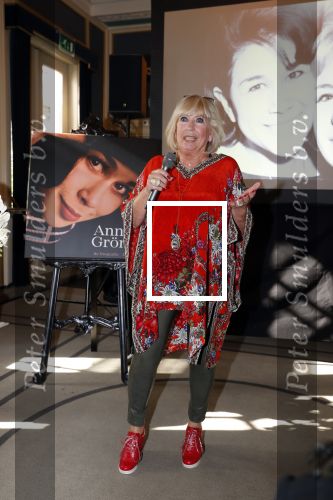 Amsterdam 12 september 2019
Boekpresentatie Anneke Gronloh in carre. Bart Peeters heeft het boek geschreven.
Willeke Alberti gaf Bart het eerste exemplaar