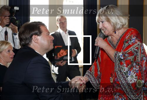 Amsterdam 12 september 2019
Boekpresentatie Anneke Gronloh in carre. Bart Peeters heeft het boek geschreven.
Willeke Alberti gaf Bart het eerste exemplaar