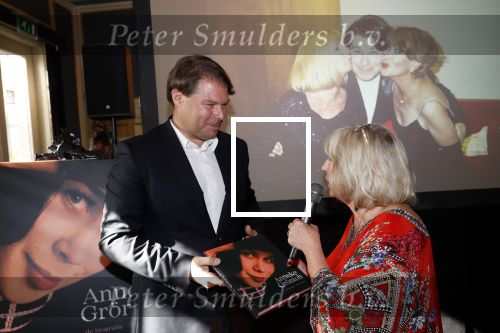 Amsterdam 12 september 2019
Boekpresentatie Anneke Gronloh in carre. Bart Peeters heeft het boek geschreven.
Willeke Alberti gaf Bart het eerste exemplaar