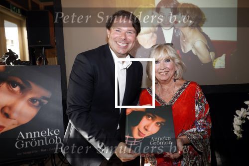 Amsterdam 12 september 2019
Boekpresentatie Anneke Gronloh in carre. Bart Peeters heeft het boek geschreven.
Willeke Alberti gaf Bart het eerste exemplaar