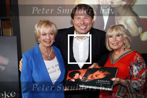 Amsterdam 12 september 2019
Boekpresentatie Anneke Gronloh in carre. Bart Peeters heeft het boek geschreven.
Willeke Alberti gaf Bart het eerste exemplaar