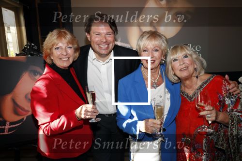 Amsterdam 12 september 2019
Boekpresentatie Anneke Gronloh in carre. Bart Peeters heeft het boek geschreven.
Willeke Alberti gaf Bart het eerste exemplaar