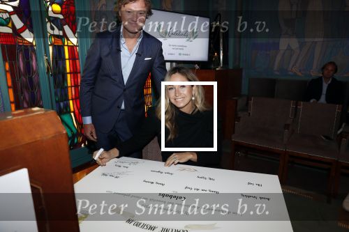 Amsterdam 10 september 2019
Presentatie celebaabs in hotel the Grand met oa Anouk Smulders Frits Sissing Dennis v d Geest Dennis Weening Dominique v Hulst ( zangeres Do) en  Irene moors . Celebabs is een idee van Tim Ouborg en Jeroen v d Boom