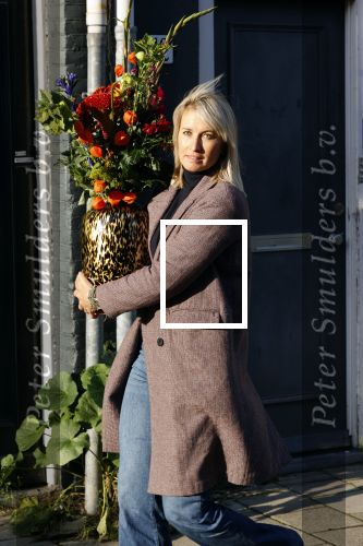 Amsterdam 9 oktober 2020
Anouk Smulders betrapt met een grote vaas bloemen