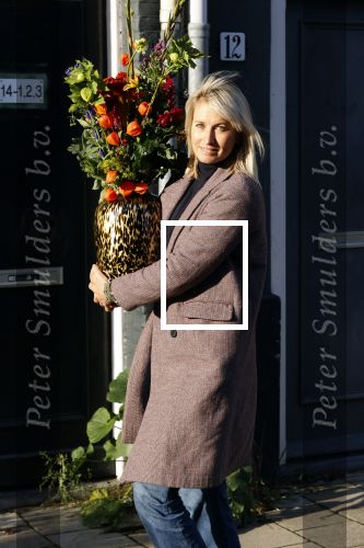 Amsterdam 9 oktober 2020
Anouk Smulders betrapt met een grote vaas bloemen