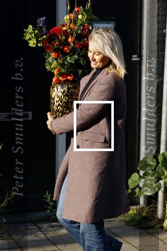 Amsterdam 9 oktober 2020
Anouk Smulders betrapt met een grote vaas bloemen