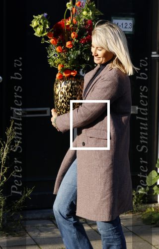 Amsterdam 9 oktober 2020
Anouk Smulders betrapt met een grote vaas bloemen
