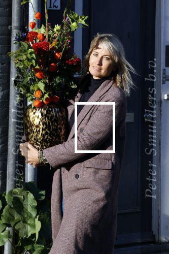Amsterdam 9 oktober 2020
Anouk Smulders betrapt met een grote vaas bloemen