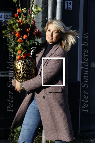 Amsterdam 9 oktober 2020
Anouk Smulders betrapt met een grote vaas bloemen