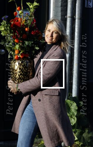 Amsterdam 9 oktober 2020
Anouk Smulders betrapt met een grote vaas bloemen