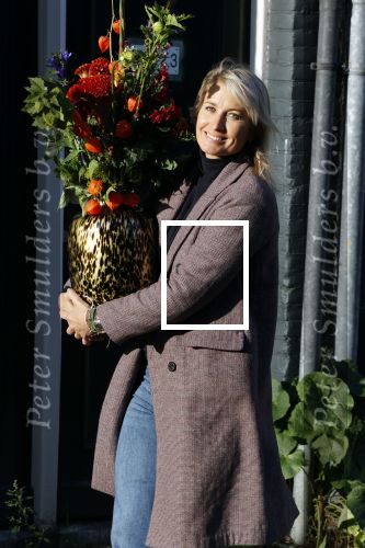 Amsterdam 9 oktober 2020
Anouk Smulders betrapt met een grote vaas bloemen