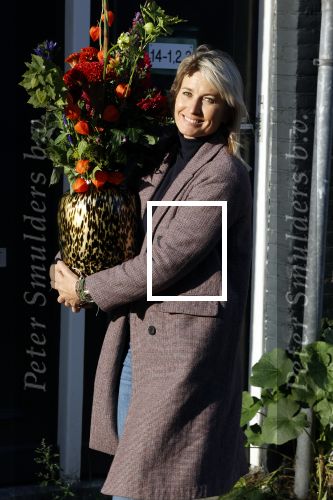 Amsterdam 9 oktober 2020
Anouk Smulders betrapt met een grote vaas bloemen
