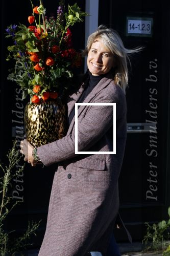 Amsterdam 9 oktober 2020
Anouk Smulders betrapt met een grote vaas bloemen