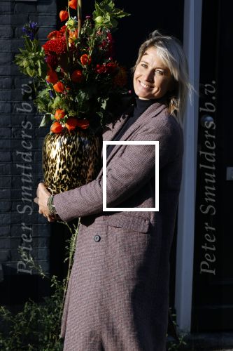 Amsterdam 9 oktober 2020
Anouk Smulders betrapt met een grote vaas bloemen
