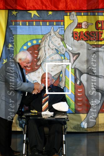 Vlaardingen 13 oktober 2020
Bassie en Adriaan openen in het Vlaardings Museum hun expositie over hun carrierre .
Bas v Toor en Aad v Toor hun vrouwen zijn natullrlijk ook aanwezig.