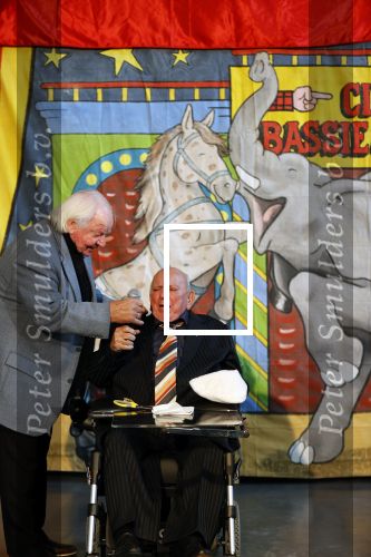 Vlaardingen 13 oktober 2020
Bassie en Adriaan openen in het Vlaardings Museum hun expositie over hun carrierre .
Bas v Toor en Aad v Toor hun vrouwen zijn natullrlijk ook aanwezig.