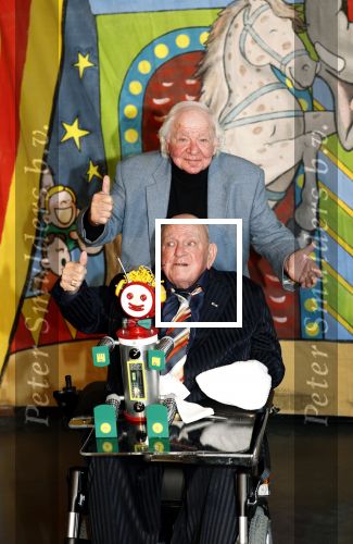 Vlaardingen 13 oktober 2020
Bassie en Adriaan openen in het Vlaardings Museum hun expositie over hun carrierre .
Bas v Toor en Aad v Toor hun vrouwen zijn natullrlijk ook aanwezig.