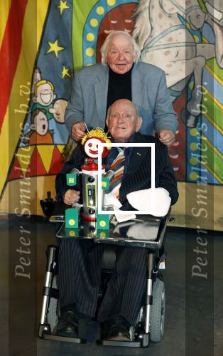 Vlaardingen 13 oktober 2020
Bassie en Adriaan openen in het Vlaardings Museum hun expositie over hun carrierre .
Bas v Toor en Aad v Toor hun vrouwen zijn natullrlijk ook aanwezig.