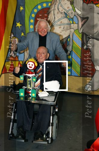 Vlaardingen 13 oktober 2020
Bassie en Adriaan openen in het Vlaardings Museum hun expositie over hun carrierre .
Bas v Toor en Aad v Toor hun vrouwen zijn natullrlijk ook aanwezig.