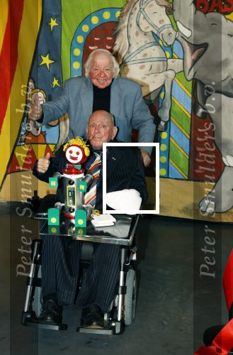 Vlaardingen 13 oktober 2020
Bassie en Adriaan openen in het Vlaardings Museum hun expositie over hun carrierre .
Bas v Toor en Aad v Toor hun vrouwen zijn natullrlijk ook aanwezig.