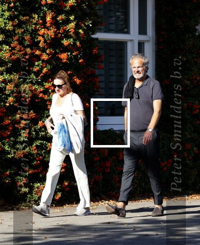 Amsterdam 20 september 2020
Bert Kuizenga en zijn vrouw Astrid wandelend op straat in Amsterdam zuid