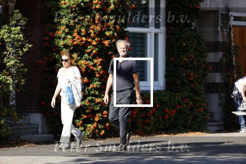 Amsterdam 20 september 2020
Bert Kuizenga en zijn vrouw Astrid wandelend op straat in Amsterdam zuid