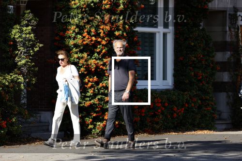 Amsterdam 20 september 2020
Bert Kuizenga en zijn vrouw Astrid wandelend op straat in Amsterdam zuid