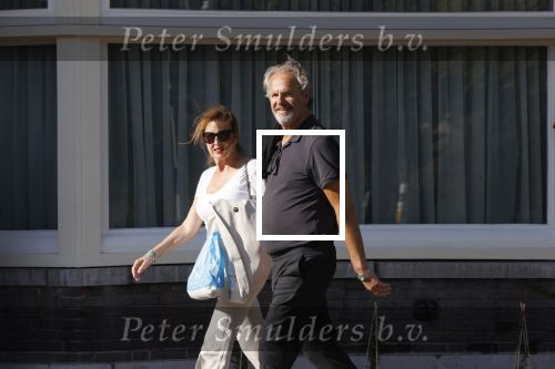 Amsterdam 20 september 2020
Bert Kuizenga en zijn vrouw Astrid wandelend op straat in Amsterdam zuid