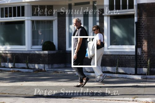 Amsterdam 20 september 2020
Bert Kuizenga en zijn vrouw Astrid wandelend op straat in Amsterdam zuid