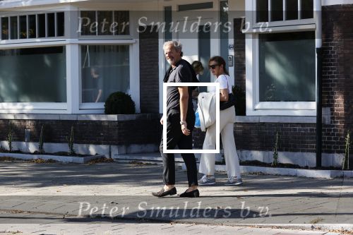Amsterdam 20 september 2020
Bert Kuizenga en zijn vrouw Astrid wandelend op straat in Amsterdam zuid