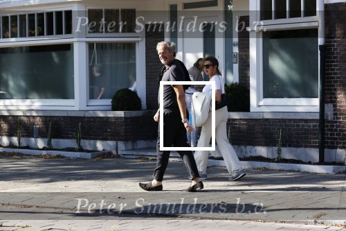Amsterdam 20 september 2020
Bert Kuizenga en zijn vrouw Astrid wandelend op straat in Amsterdam zuid