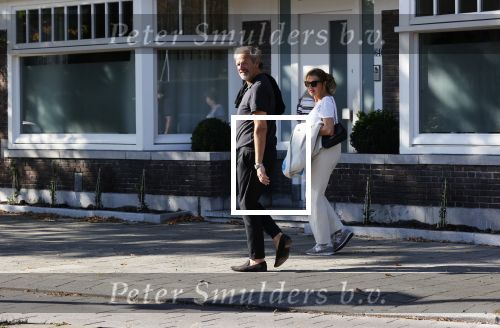 Amsterdam 20 september 2020
Bert Kuizenga en zijn vrouw Astrid wandelend op straat in Amsterdam zuid