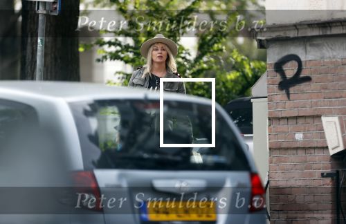 Amsterdam 30 september 2020
Bridget Maasland arriveert met haar zoon Mees  bij haar huis