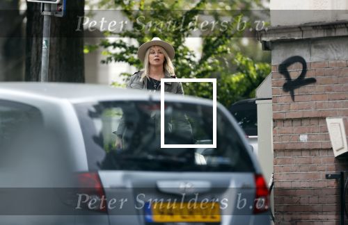 Amsterdam 30 september 2020
Bridget Maasland arriveert met haar zoon Mees  bij haar huis