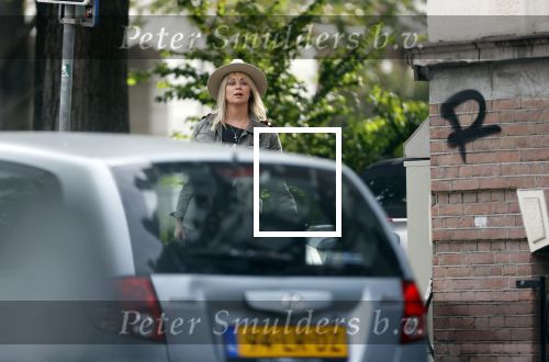 Amsterdam 30 september 2020
Bridget Maasland arriveert met haar zoon Mees  bij haar huis
