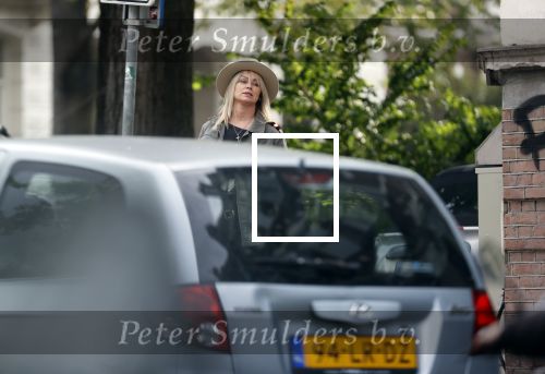 Amsterdam 30 september 2020
Bridget Maasland arriveert met haar zoon Mees  bij haar huis