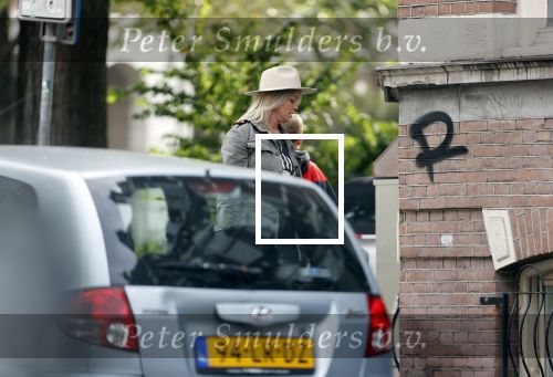 Amsterdam 30 september 2020
Bridget Maasland arriveert met haar zoon Mees  bij haar huis