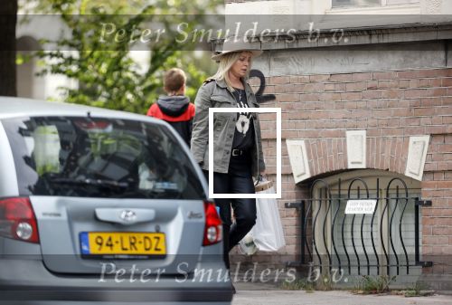 Amsterdam 30 september 2020
Bridget Maasland arriveert met haar zoon Mees  bij haar huis