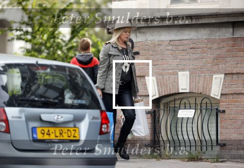 Amsterdam 30 september 2020
Bridget Maasland arriveert met haar zoon Mees  bij haar huis