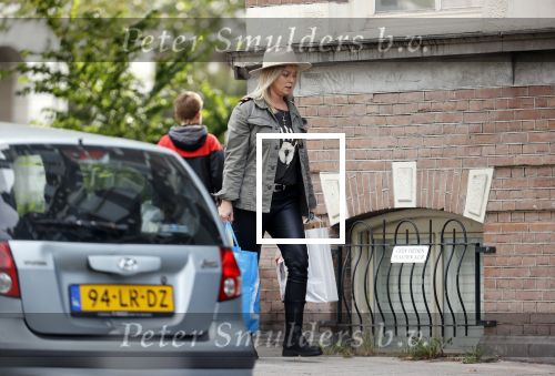 Amsterdam 30 september 2020
Bridget Maasland arriveert met haar zoon Mees  bij haar huis