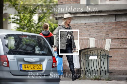 Amsterdam 30 september 2020
Bridget Maasland arriveert met haar zoon Mees  bij haar huis